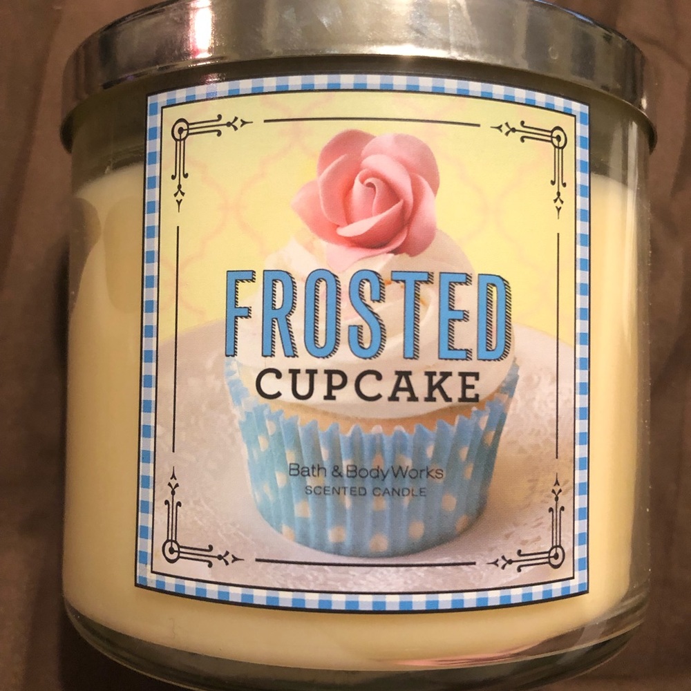 ❤️SOLD❤️ Frosted cupcake candle